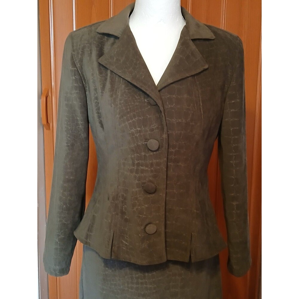R&K Originals Petites Olive  Crocodile Embossed Skirt Suit 8P  NWOT